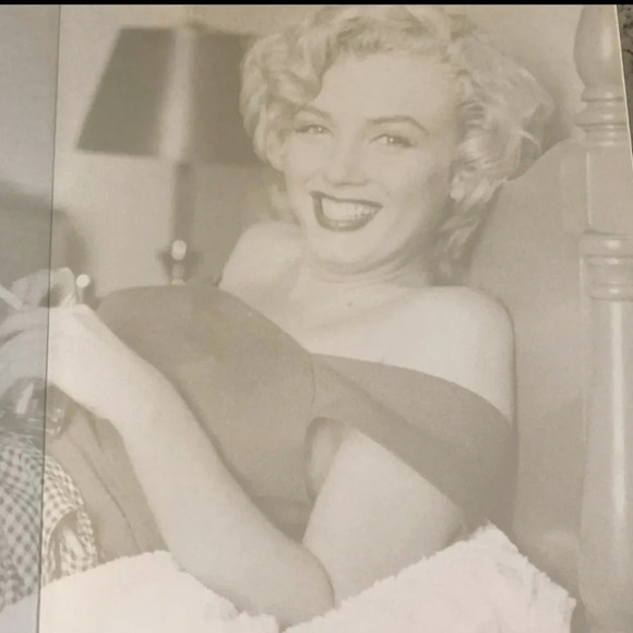 FALLING FOR MARILYN THE LOST NIAGARA
COLLECTION JACK CARROLL COFFEE
TABLE BOOK - Picture 7 of 7